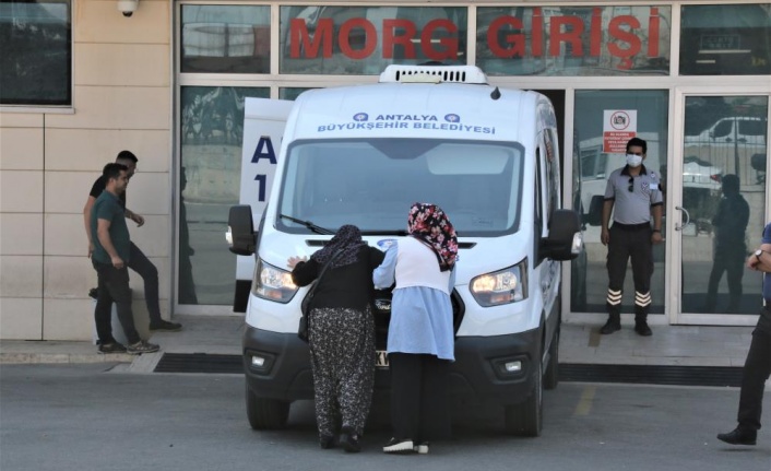 Oğlunun acısına dayanamayıp cenaze aracını öpen anne yürekleri dağladı