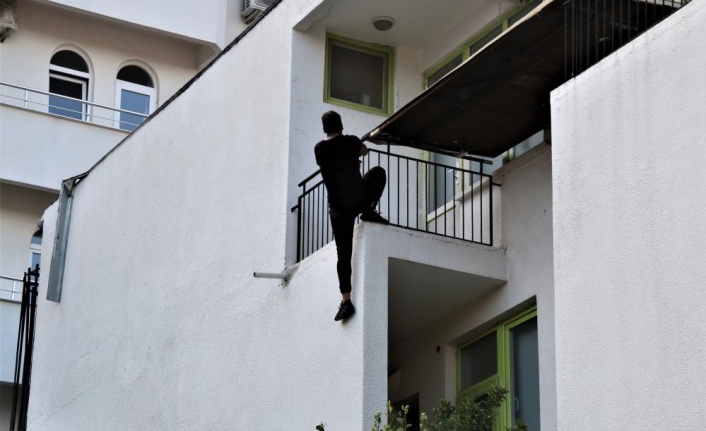 Polislere 2 saat ecel teri döktürdü, dondurma yiyerek izleyenleri görünce “Size inat atlamayacağım” dedi