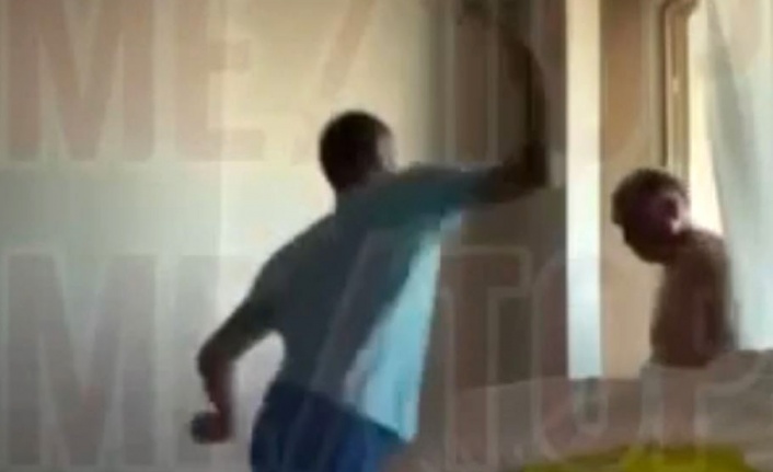 Rus genç, babasını çekiçle öldürdüğü o anları kayıt altına almış