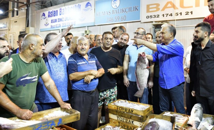 Sezonu açan Antalya'da balıkçı barınağında ilk balık mezadı dualarla yapıldı