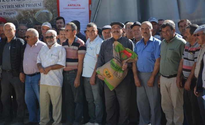200 çiftçiye 50 ton sertifikalı buğday tohumu dağıtıldı