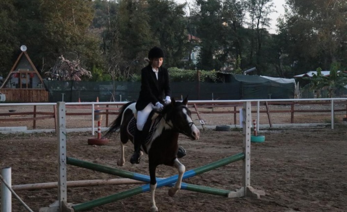 Alanya'da yaşayan Rus uyruklu çocuklar binicilik yarışında ter döktü