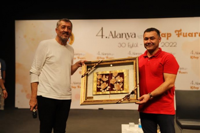 Alanya Kitap Fuarı ikinci gününde Dr. Ziya Selçuk'u ağırladı