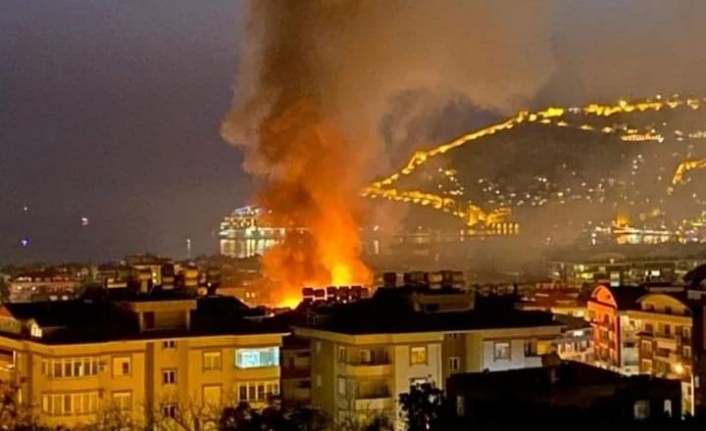 Alanya Ticaret Lisesi cayır cayır yanıyor