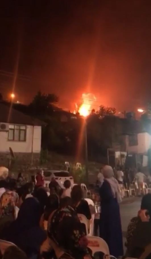 Alev alev yanan evdeki tüp patlaması vatandaşları korkuttu