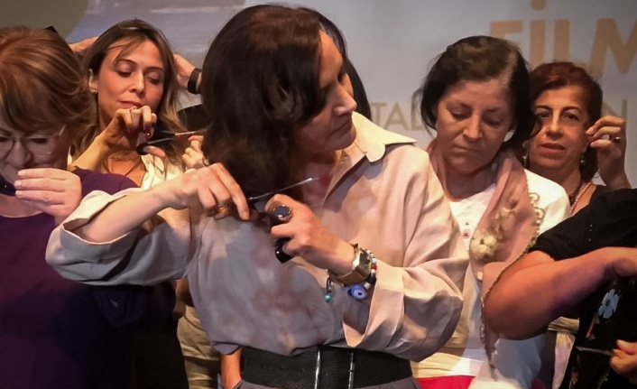 Altın Portakal'da kadınlardan oluşan film ekibi söyleşi sonrasında saçlarını kesti