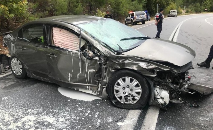 Antalya'da 2 araç çarpıştı: 3 yaralı