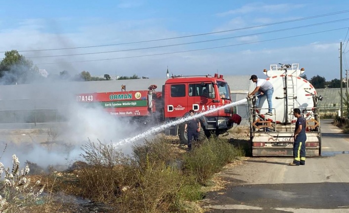 Antalya'da çalılık alandaki yangın büyümeden söndürüldü
