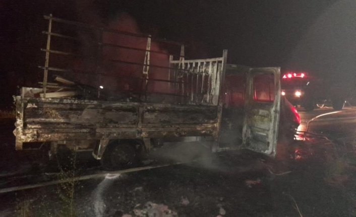 Antalya'da seyir halindeki kamyonet yandı