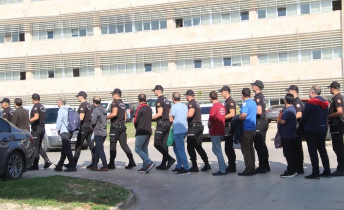 Antalya merkezli 10 ilde düzenlenen FETÖ operasyonunda yakalanan 102 şüpheliden, 32'sine tutuklama