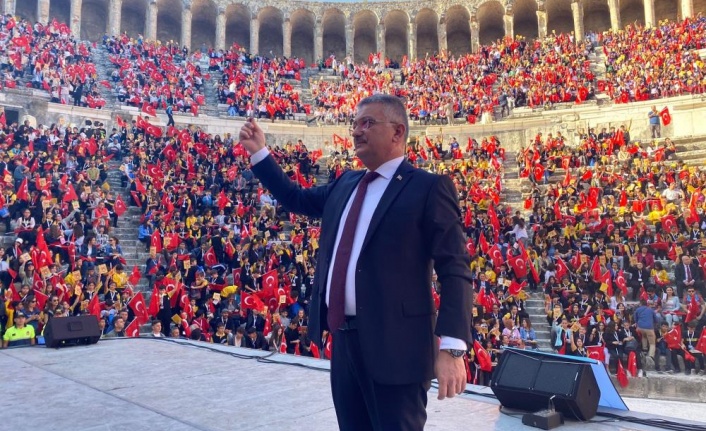 Aspendos Antik Tiyatrosu'nda 6 bin öğrenci aynı anda kitap okudu