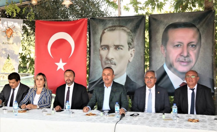 Bakan Çavuşoğlu TOKİ tarafından teslim edilen evleri gezdi