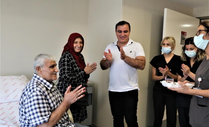 Karaciğer nakli olan hastaya ameliyat ekibinden sürpriz doğum günü kutlaması
