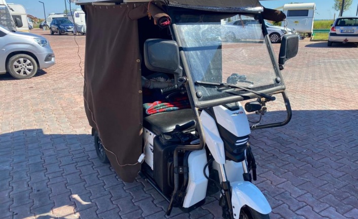 Karavana çevirdiği 3 tekerli elektrikli bisikletle tatil keyfi