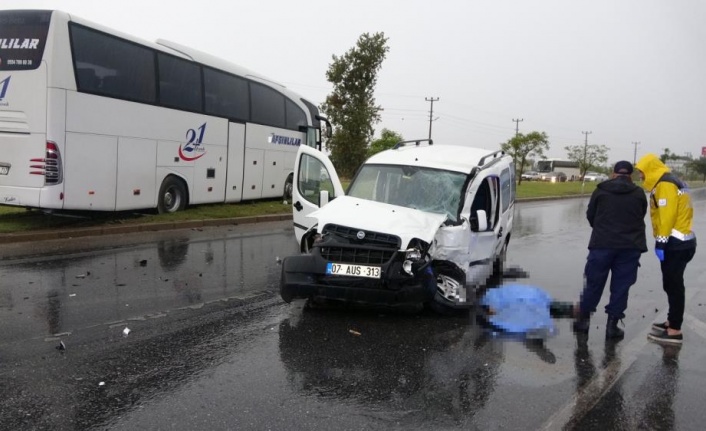 Kırmızı ışık ihlali yapan yolcu otobüsü hafif ticari araca çarptı: 1 ölü, 1 yaralı