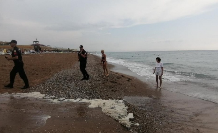 Manavgat'ta sahilde patlayan kanalizasyon ve kötü koku turistlere zor anlar yaşattı