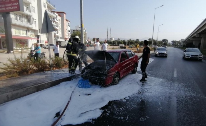 Manavgat’ta hareket halindeki otomobil yandı