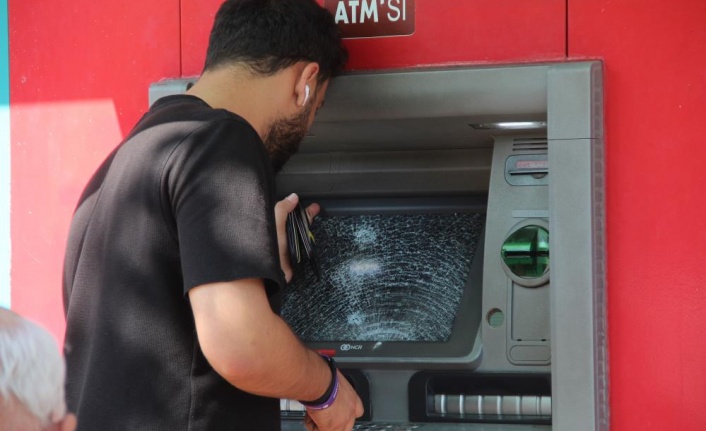 Para çekmeye gelenler ATM'lerin parçalanmış camlarıyla karşılaştı