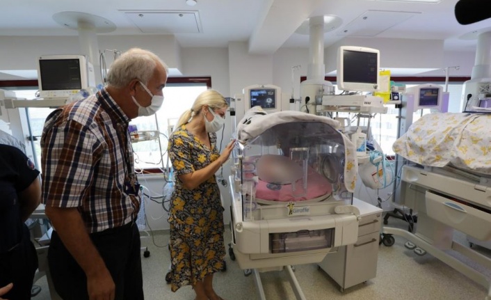 Rektör Özkan, Türkiye'nin ikinci rahim nakli hastası Havva Erdem’i ve bebeğini ziyaret etti