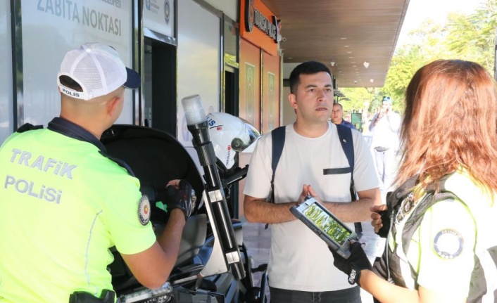 Scooterda biri çocuk 4 kişiyle ölüme meydan okuyan yolculuk