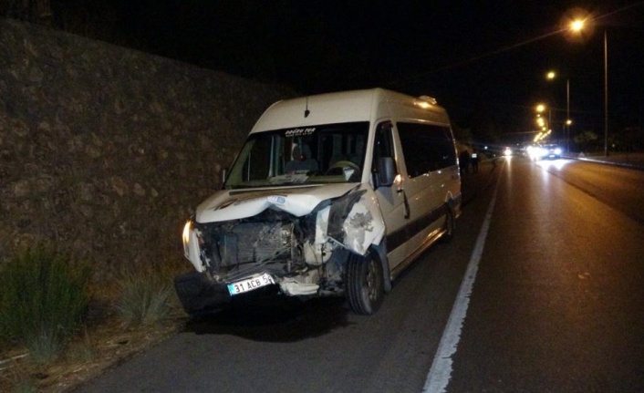 Tur minibüsü otomobille çarpıştı: 5’i İrlandalı turist 6 kişi yaralandı