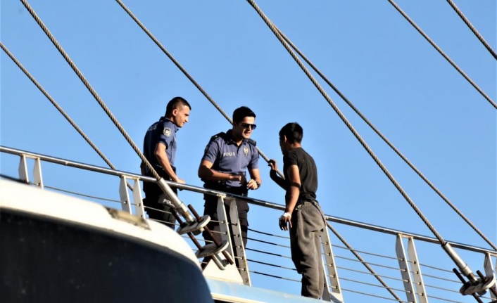 Üst geçitte intihar teşebbüsü polisin kollarında son buldu