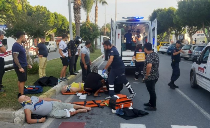 Yaya geçidinde motosikletin çarptığı Polonyalı turistler yaralandı