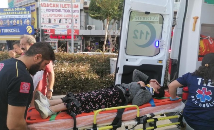 Yaya geçidinde otomobilin çarptığı genç kız yaralandı
