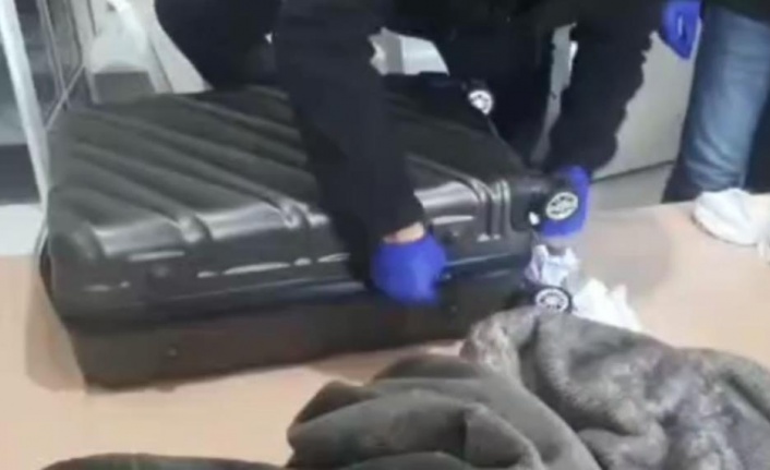 Alanya'da jandarmanın baskın yaptığı evde bir valiz dolusu uyuşturucu ele geçirildi