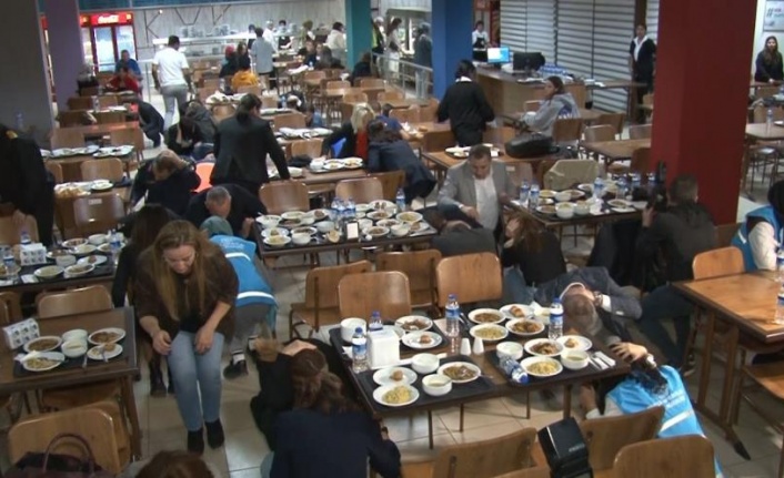 Antalya'da kız öğrenciler deprem tatbikatına yemek yerken yakalandı