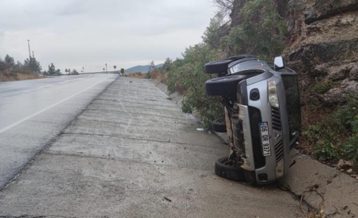 Antalya'da kontrolden çıkan kamyonet takla attı: 1 yaralı