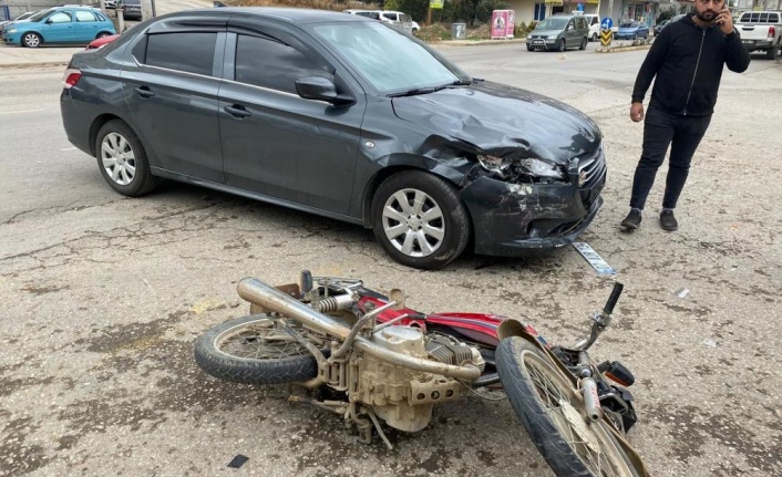 Antalya'da motosiklet ile otomobil kavşakta çarpıştı: 1 yaralı