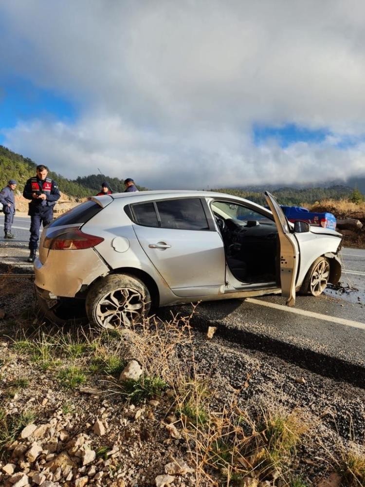 Antalya'da otomobil kayalıklara çarptı: 1 yaralı