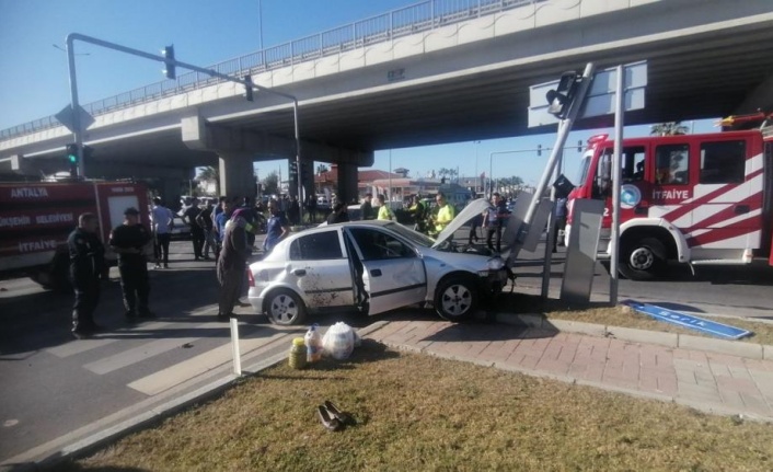 Antalya'da otomobil ve 2 motosikletin çarpıştığı kazada 2 kişi yaralandı