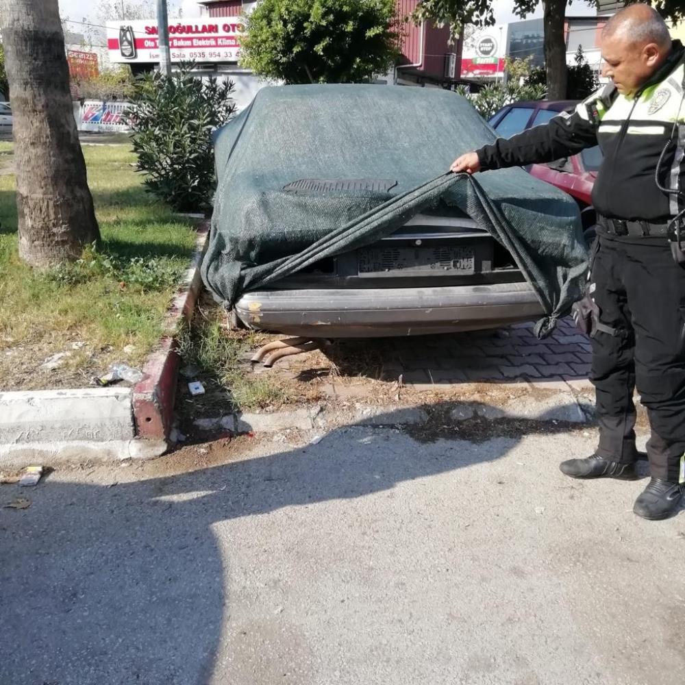 Antalya'da uygunsuz park eden ve hurda araçlar sorgulandı