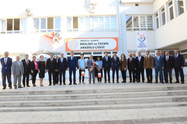 Antalya Valisi Yazıcı Alanya Mesleki ve Teknik Anadolu Lisesi'ni ziyaret etti