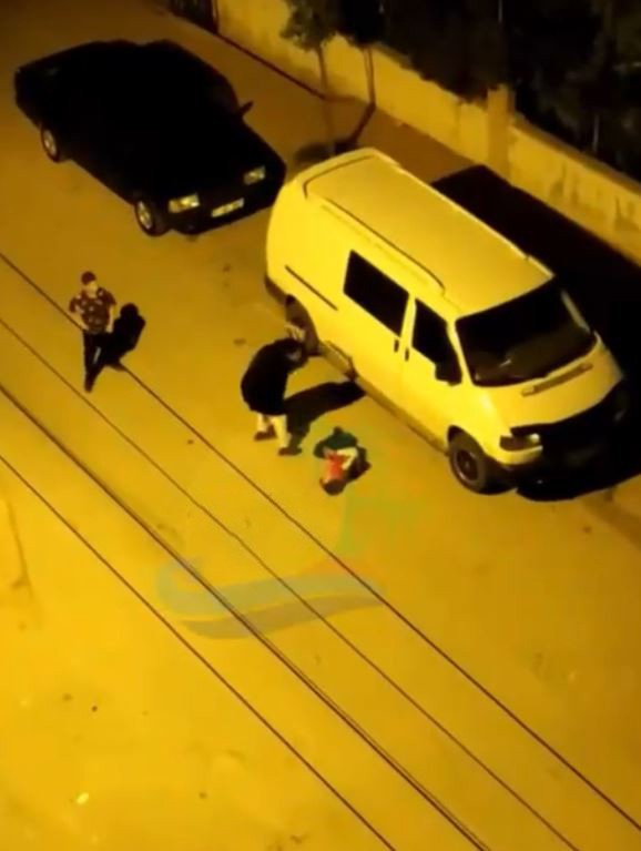Antalya’da vicdanları sızlatan olay: Küçük çocuğu sopayla sokak ortasında dövdü