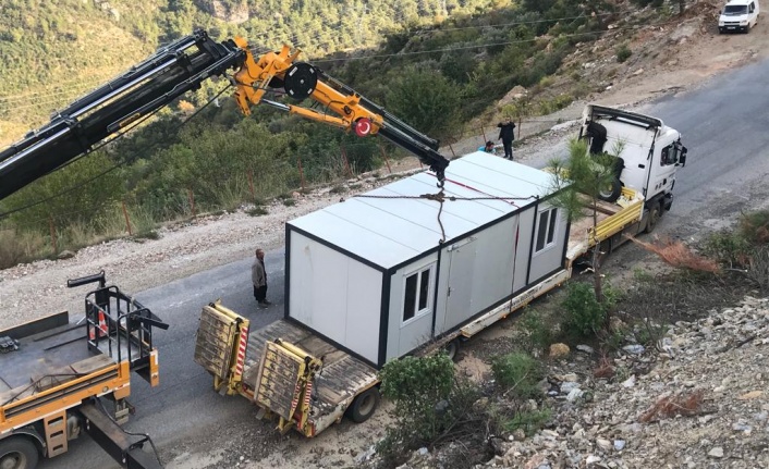 Başkan Yücel'den ihtiyaç sahibi yaşlı kadına konteyner ev