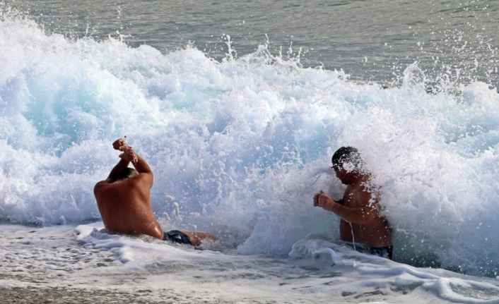Dev dalgalara kafa tuttular, her defasında kıyıya savruldular