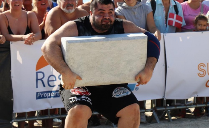 Dünyanın en güçlü adamlarının 130 kiloluk mermer blok kaldırma yarışı nefes kesti