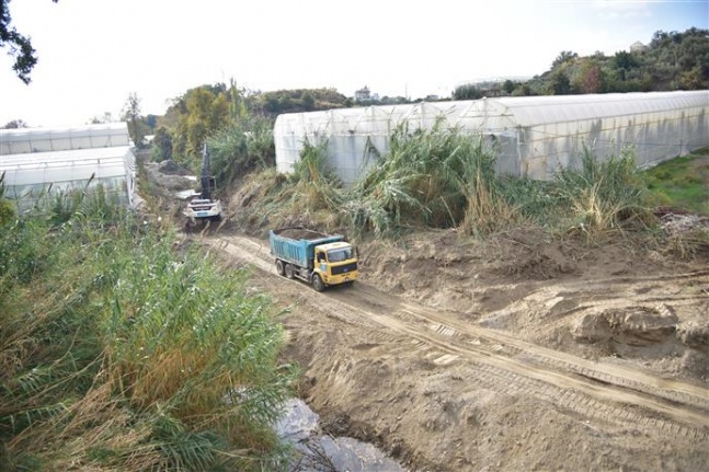 Elikesik'te yol Payallar'da dere ıslah çalışması devam ediyor