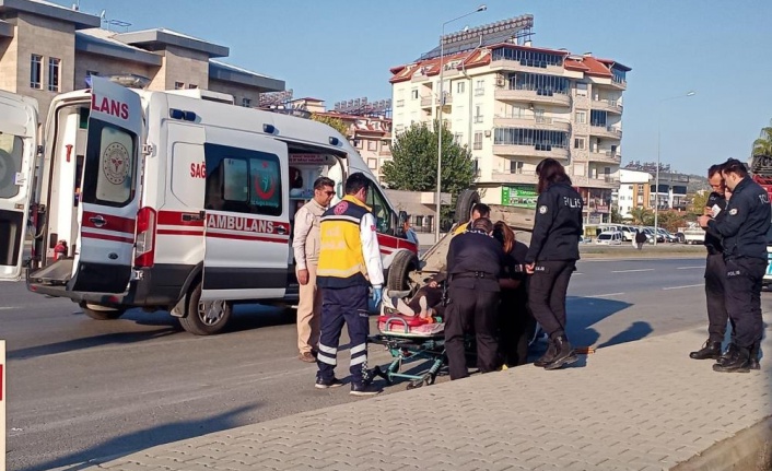 Gazipaşa'da otomobil ile hafif ticari araç çarpıştı: 2 yaralı