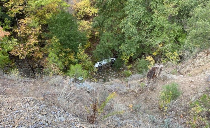Gazipaşa'da otomobil uçuruma yuvarlandı: 1 ölü,1 yaralı