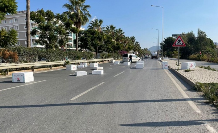 Gazipaşa’da yola savrulan strafor köpük kutuları sürücülerin yardımıyla kaldırıldı