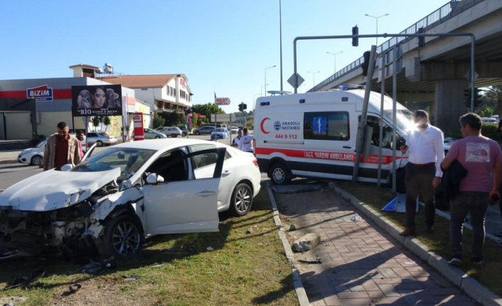 Hasta almaya giden ambulans otomobille çarpıştı: 2 yaralı