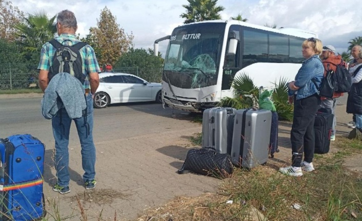 Havalimanına turistleri taşıyan midibüs karşı şeride geçti, kaza ucuz atlatıldı
