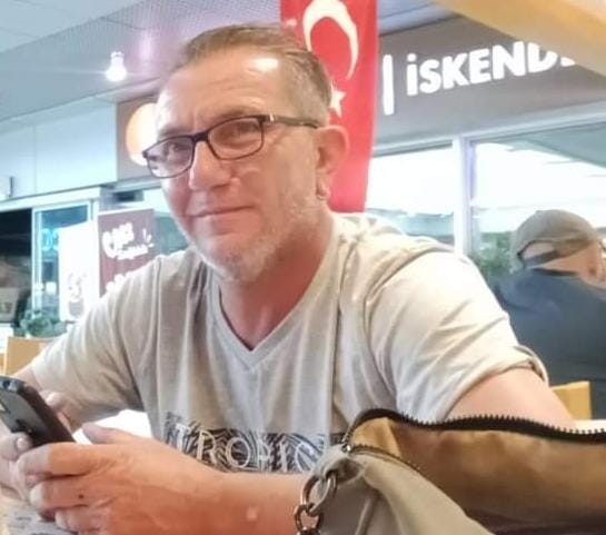 Vatandaşların kurtarmak için seferber olduğu motosiklet sürücüsü hayata tutunamadı