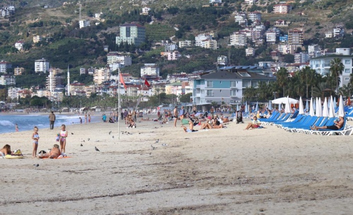 Yağışlı havaların ardından güneşi gören plaja geldi