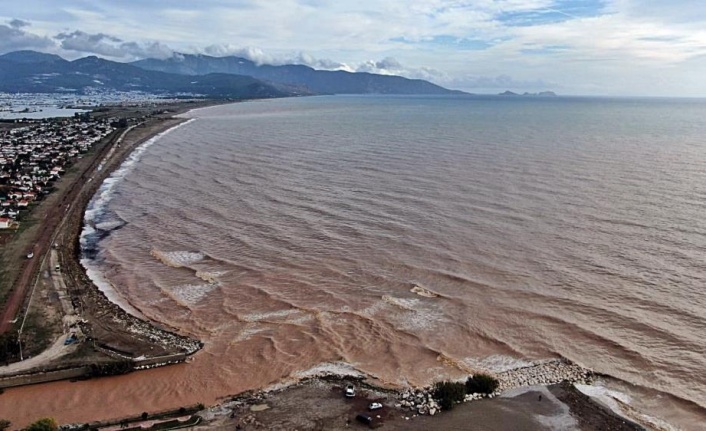 Akdeniz’le birleşen sel suları iki ilçenin kıyı şeridini kahverengiye bürüdü
