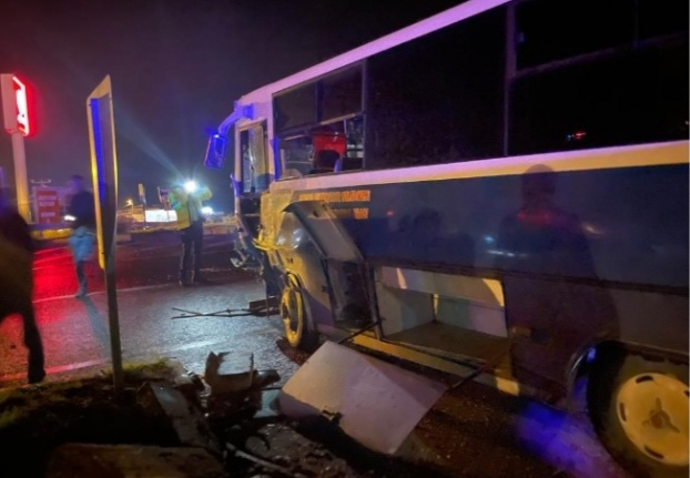 Alanya'da halk otobüsü kamyonetle çarpıştı: 4 yaralı var